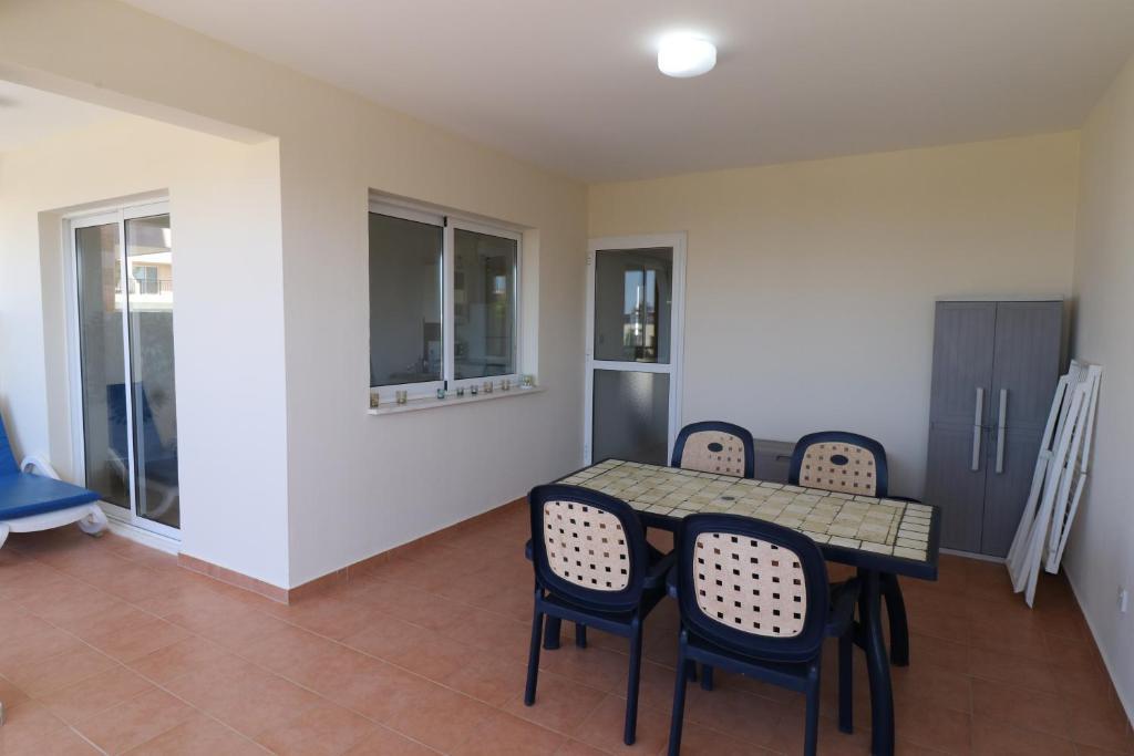 Пафос: Sunset apartment with pool & 10 mins to Venus beach