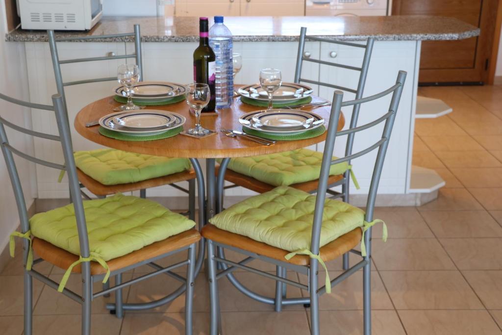 Пафос: Sunset apartment with pool & 10 mins to Venus beach