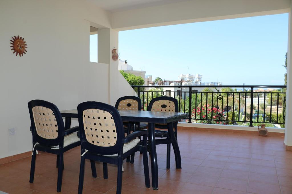 Пафос: Sunset apartment with pool & 10 mins to Venus beach