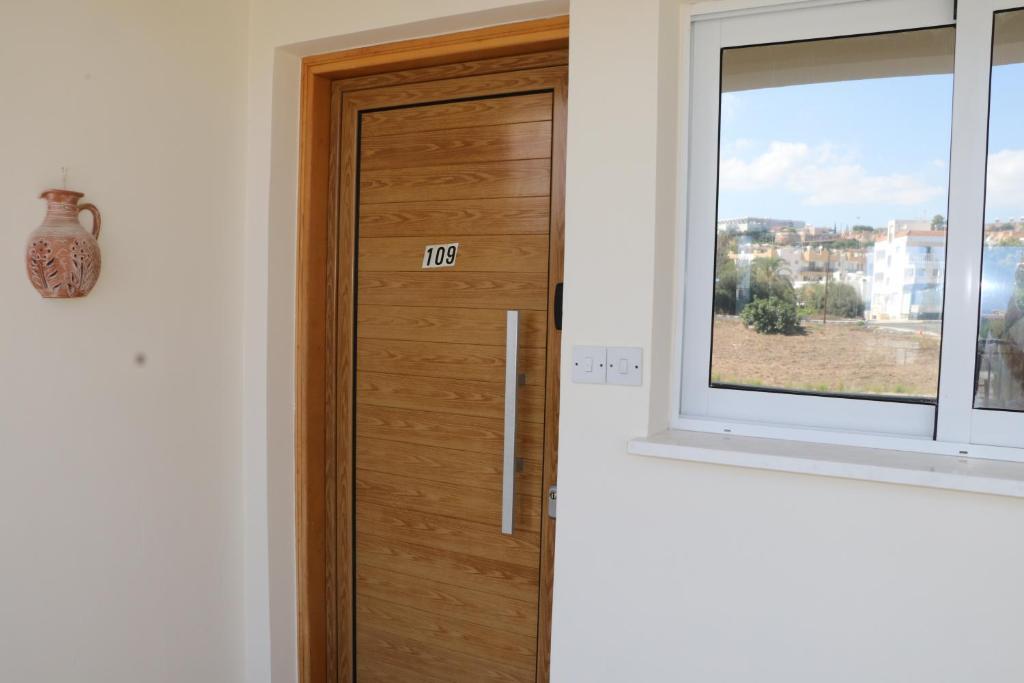 Пафос: Sunset apartment with pool & 10 mins to Venus beach