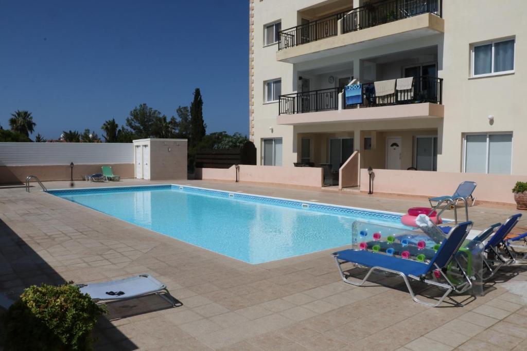 Пафос: Sunset apartment with pool & 10 mins to Venus beach