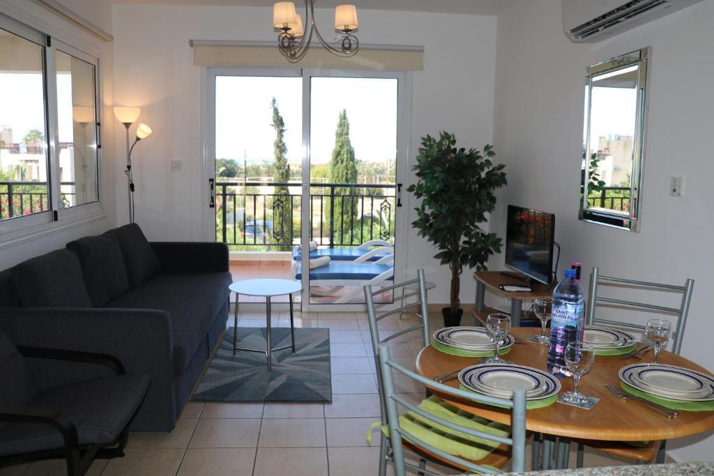 Пафос: Sunset apartment with pool & 10 mins to Venus beach