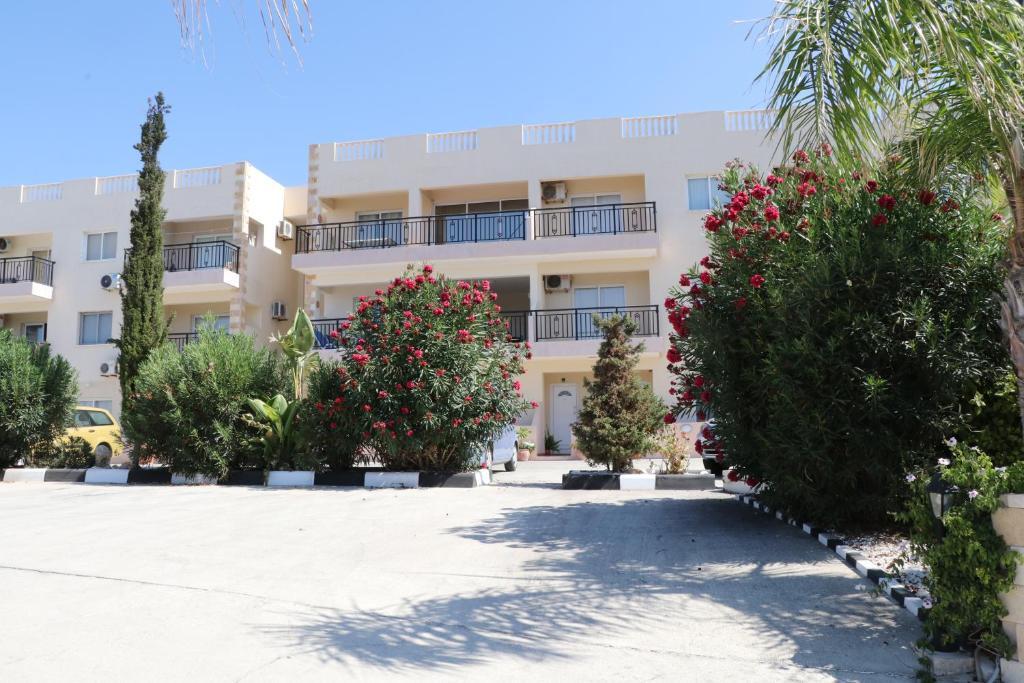 Пафос: Sunset apartment with pool & 10 mins to Venus beach