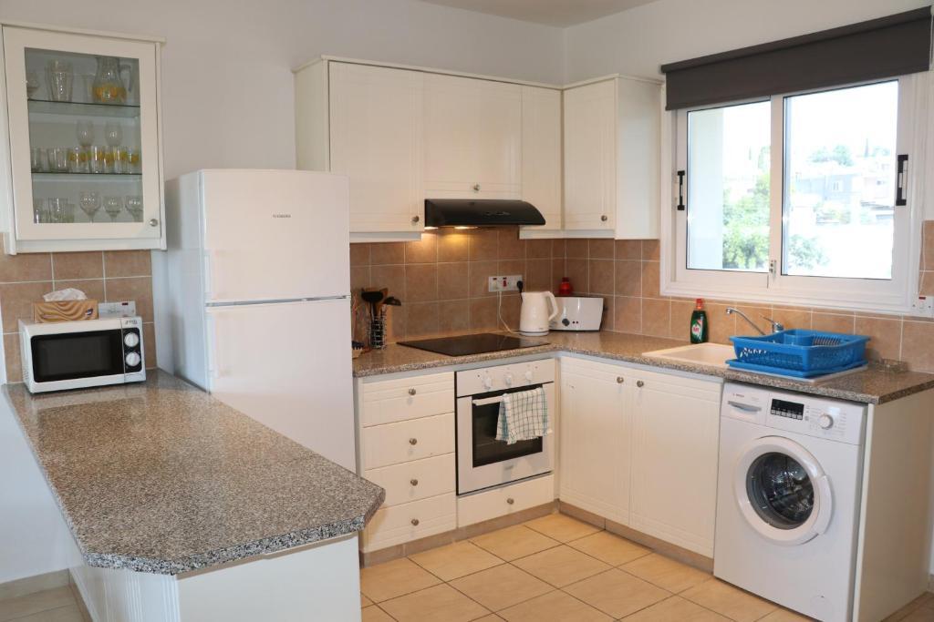 Пафос: Sunset apartment with pool & 10 mins to Venus beach