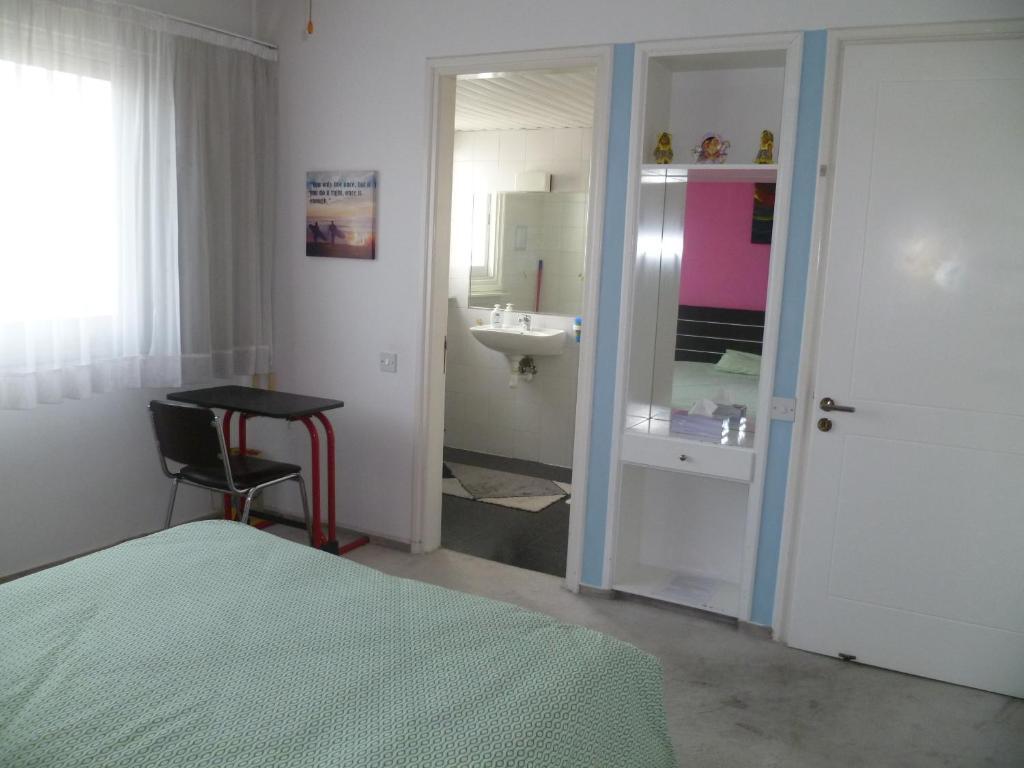 Double room with ensuite bathroom at Datacom building — фото 3