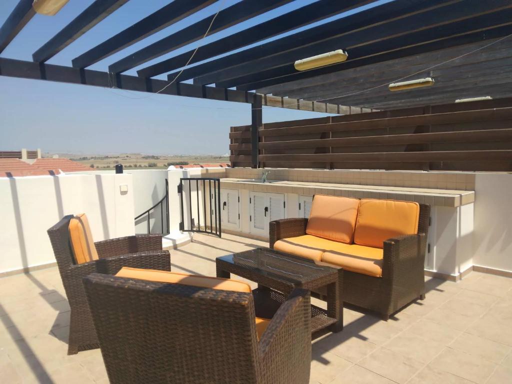 Кити: 2 bedroom apartment with communal pool and roof garden