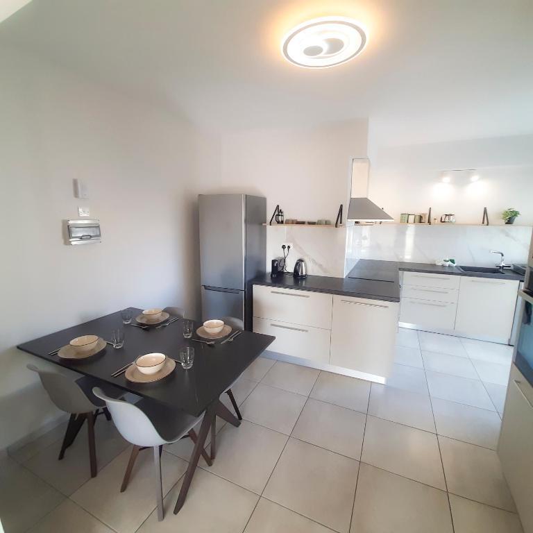 Лимассол: Sea Breeze Central, 2bed