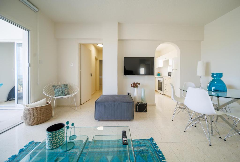 Пафос: 2bed Apartment by the Sea