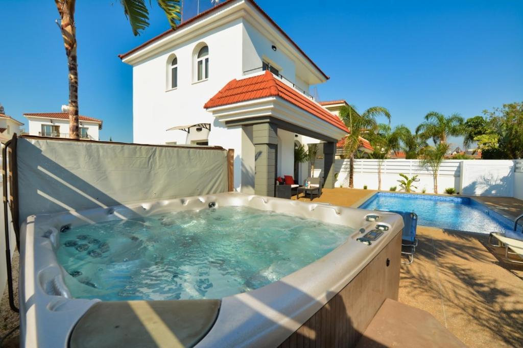 Паралимни: Villa Mario - 2min walk from Kapparis Beach