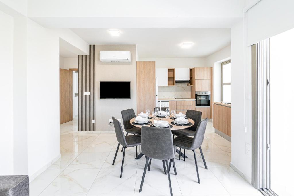 Пафос: Adolina Two Bedroom Apartment 301 by Ezoria