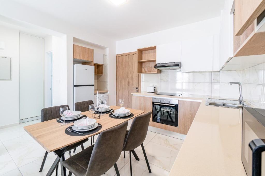 Пафос: Adolina One Bedroom Apartment 303 by Ezoria