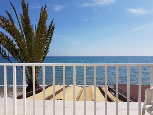 Перволия: Beach House at Seafront