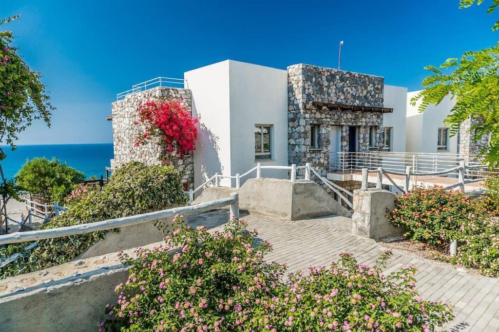 Калогреа: Boutique seafront apartment