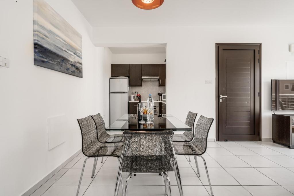 Паралимни: Lovely 2 Bedroom Family Apartment w/ Pool
