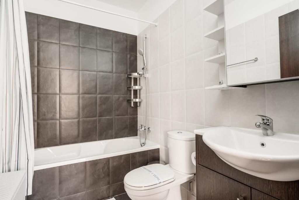 Паралимни: Lovely 2 Bedroom Family Apartment w/ Pool