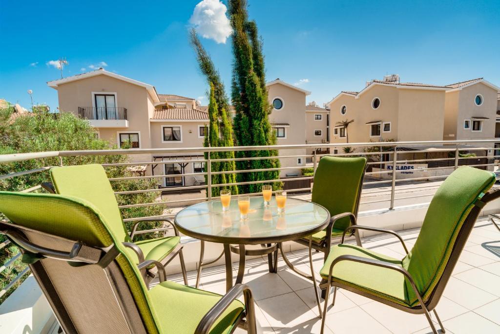 Паралимни: Lovely 2 Bedroom Family Apartment w/ Pool
