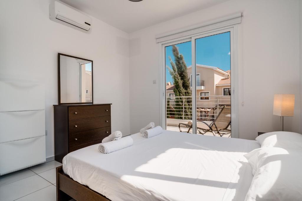Паралимни: Lovely 2 Bedroom Family Apartment w/ Pool
