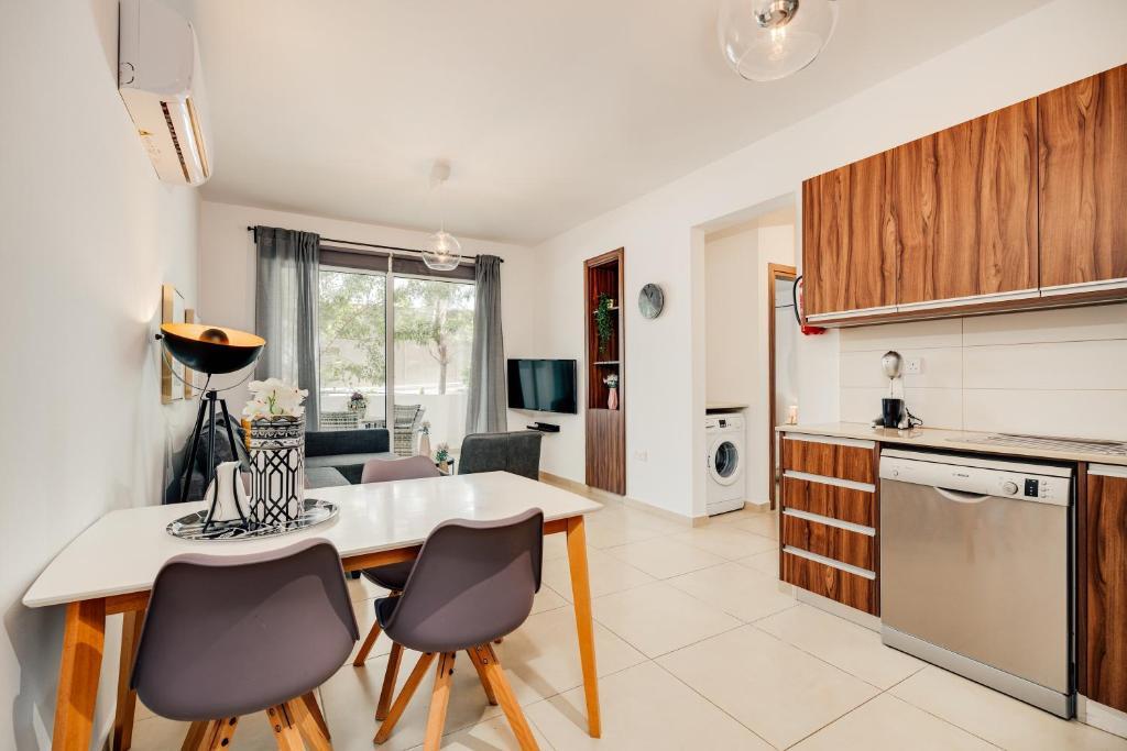 Паралимни: SunnyVillas: 2BR Mythical Apt*Swimming Pool*AK04