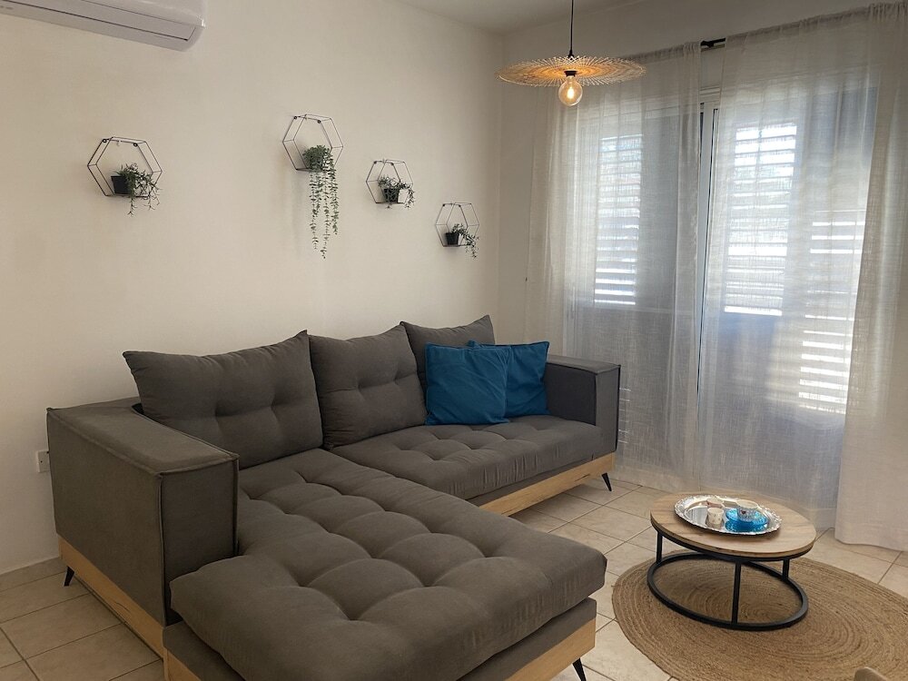 Паралимни: BlueBell Holiday Home DPS01