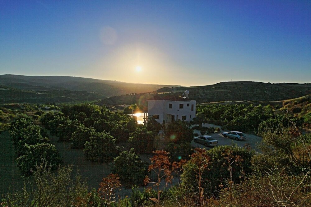 Стени: Villa Skouli in Skoulli
