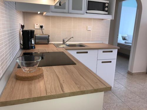 Пафос: Procy 104 Apartment Venus Beach Ideal for Long or Short Stays
