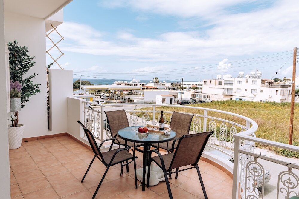 Пафос: Procy 104 Apartment Venus Beach Ideal for Long or Short Stays