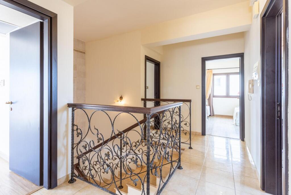 Паралимни: Villa Brigitte