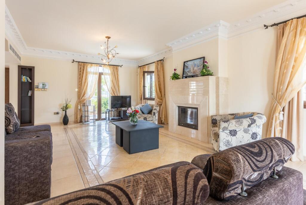 Паралимни: Villa Brigitte