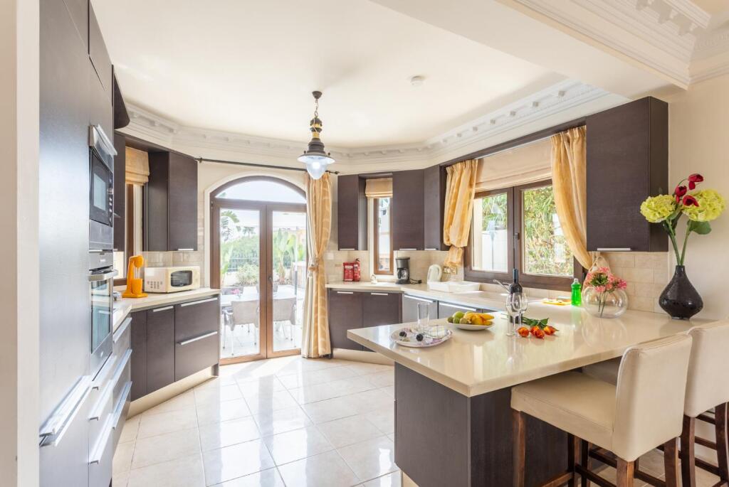 Паралимни: Villa Brigitte