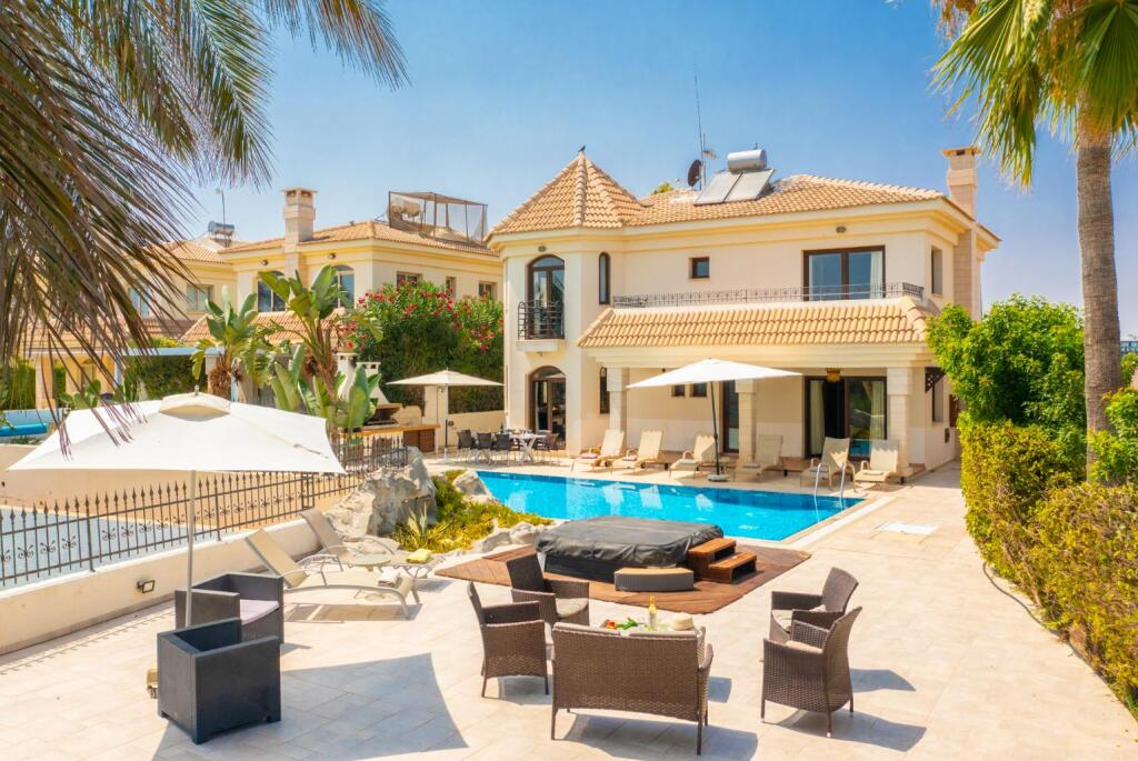 Паралимни: Villa Brigitte