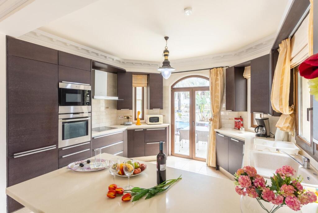 Паралимни: Villa Brigitte