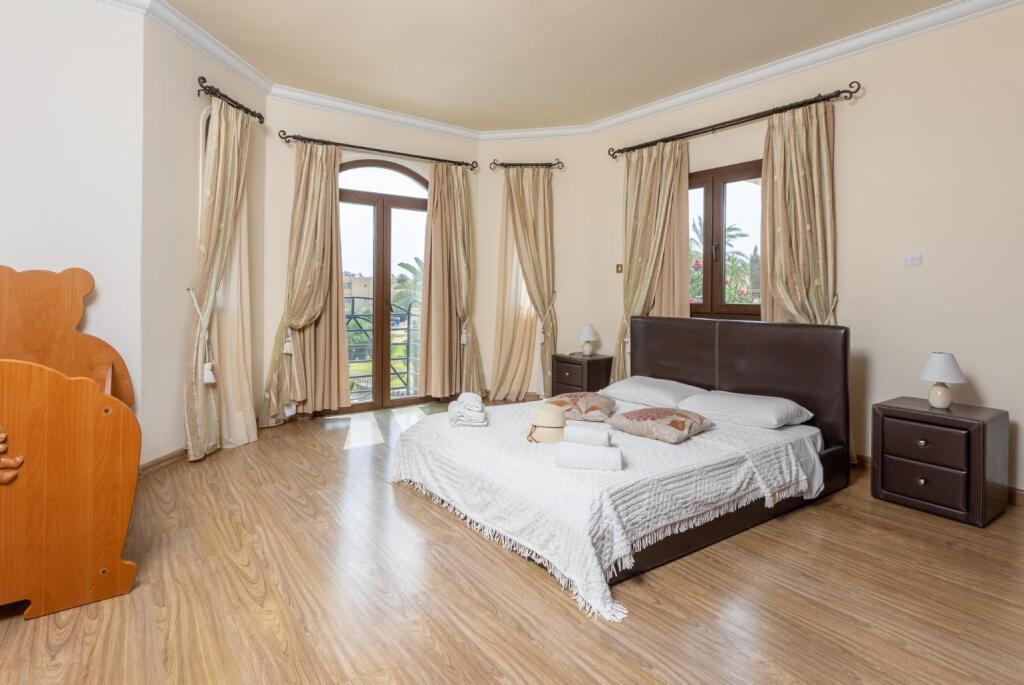 Паралимни: Villa Brigitte