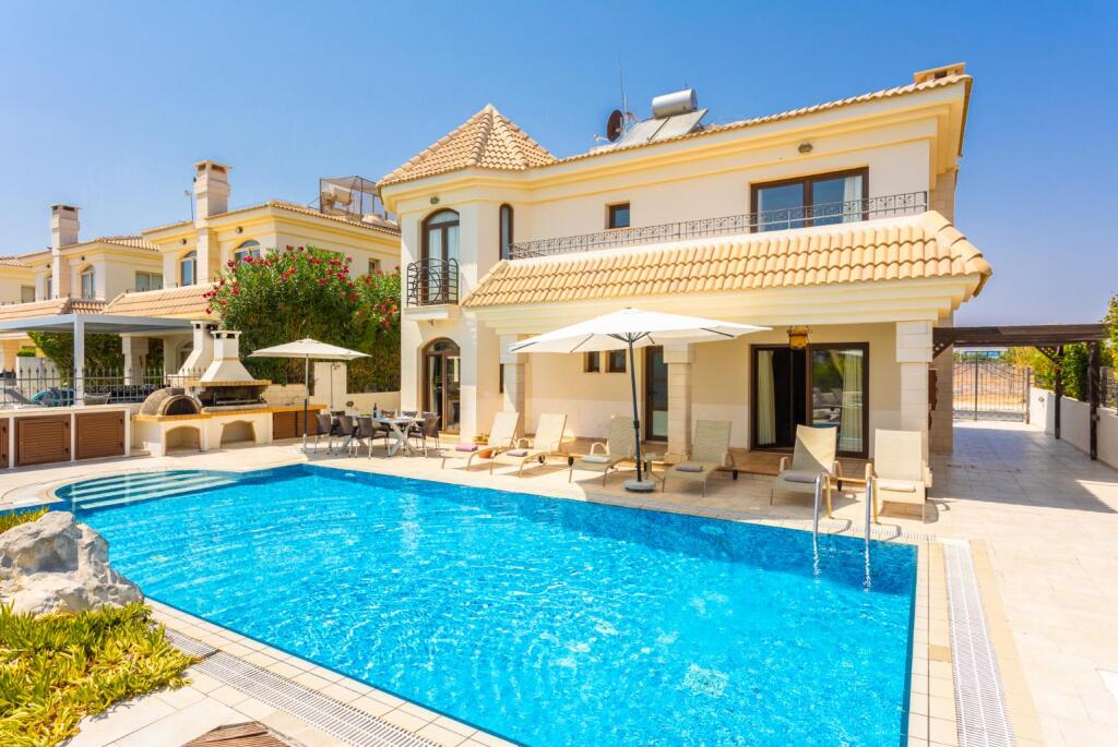 Паралимни: Villa Brigitte