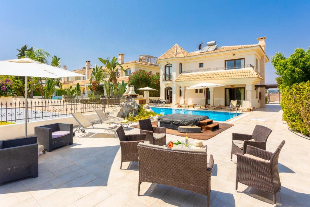 Паралимни: Villa Brigitte