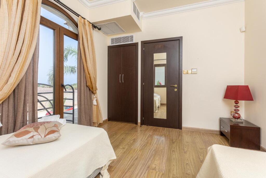 Паралимни: Villa Brigitte