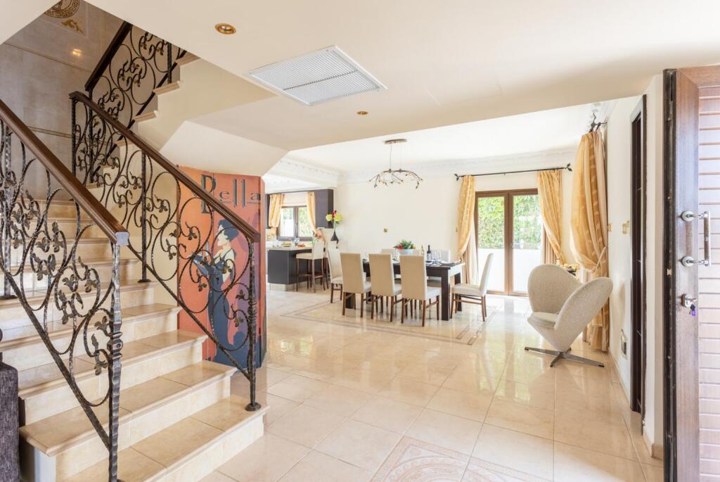 Паралимни: Villa Brigitte