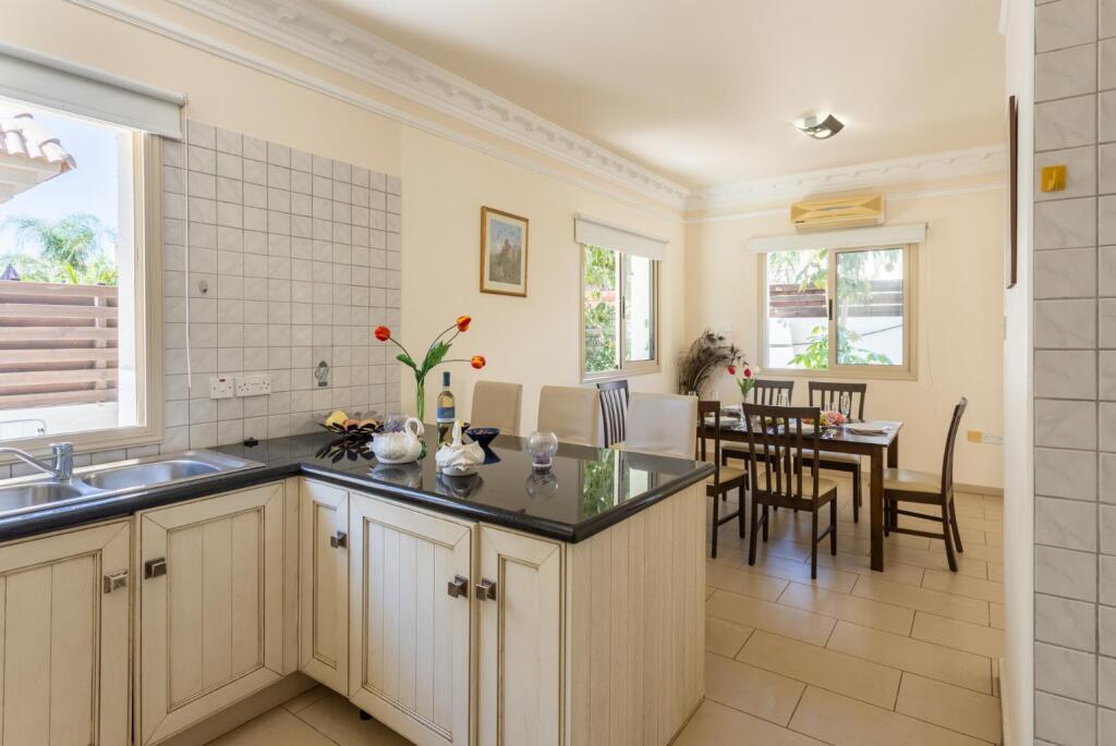 Паралимни: Villa Andree