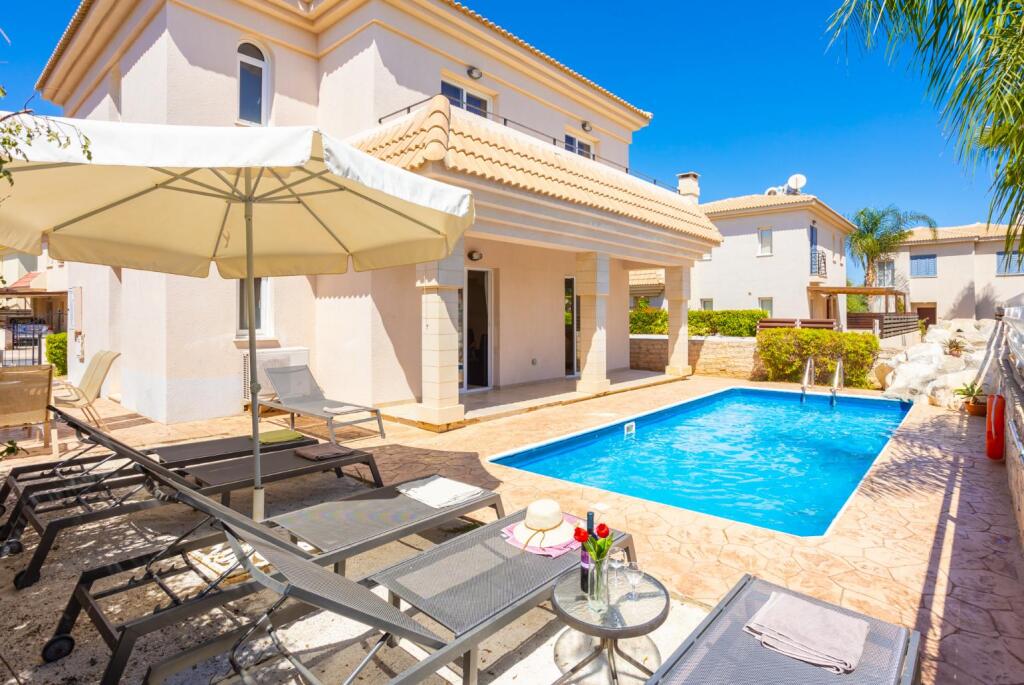 Паралимни: Villa Petra