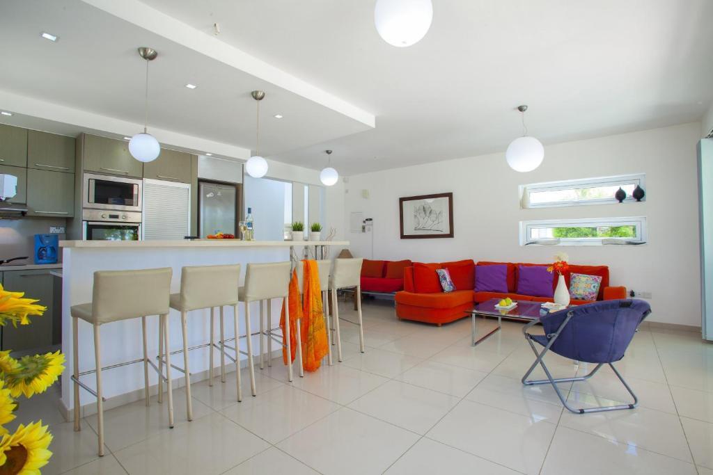 Ayia Thekla Seafront Villa Lavender — фото 3