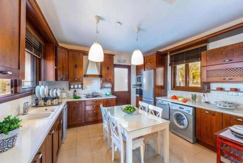 Аргака: Petrides Villa