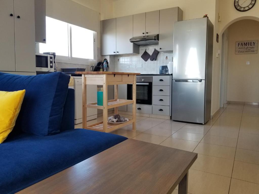 Пафос: Universal Apartment with a View