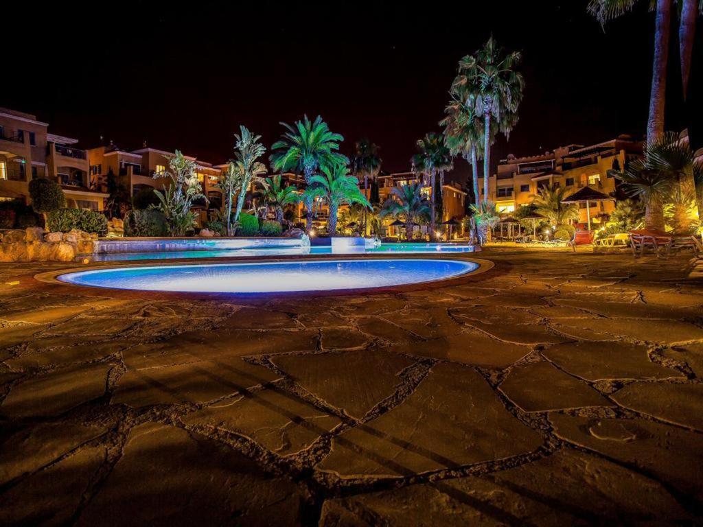 Пафос: Limnaria Gardens Two Bed Apartment with Terrace and Pool Close to Beach