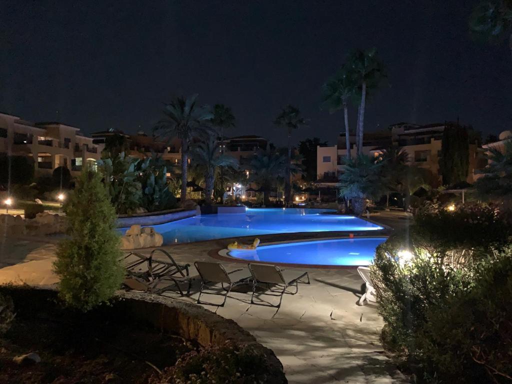 Пафос: Limnaria Gardens Two Bed Apartment with Terrace and Pool Close to Beach