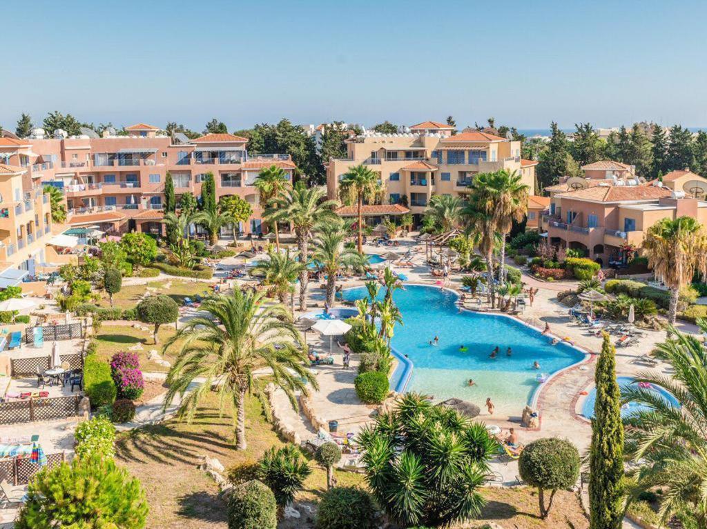 Пафос: Limnaria Gardens Two Bed Apartment with Terrace and Pool Close to Beach