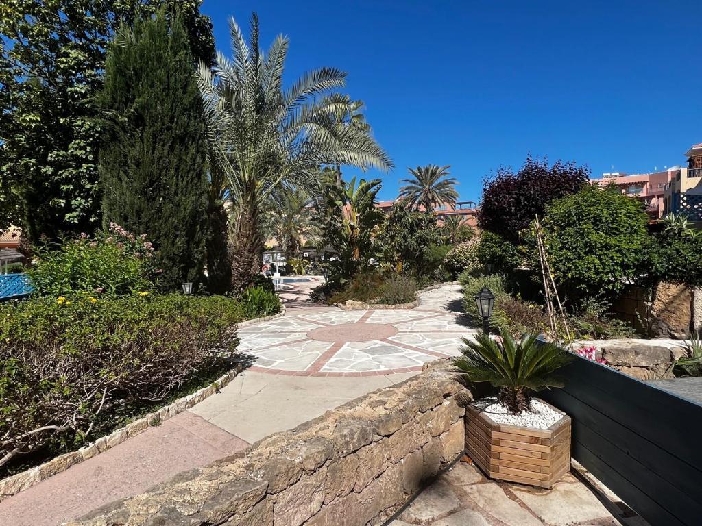 Пафос: Limnaria Gardens Two Bed Apartment with Terrace and Pool Close to Beach
