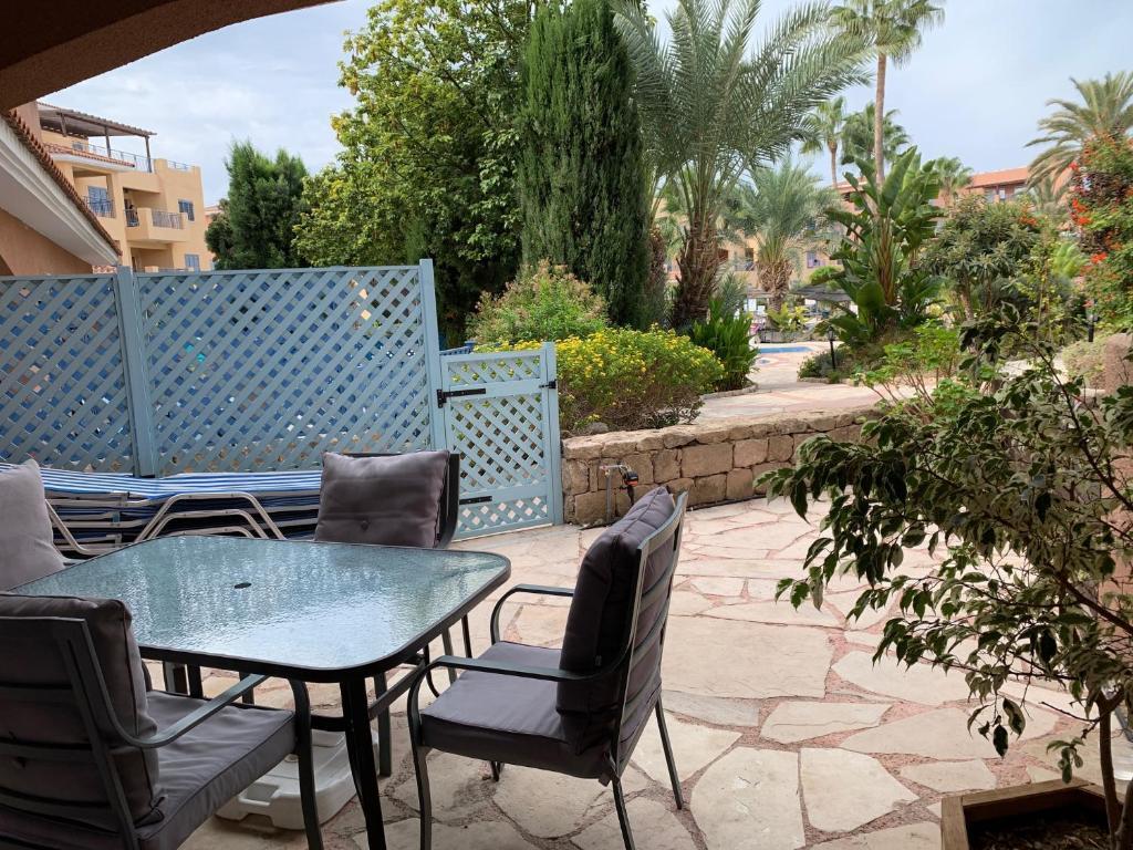 Пафос: Limnaria Gardens Two Bed Apartment with Terrace and Pool Close to Beach