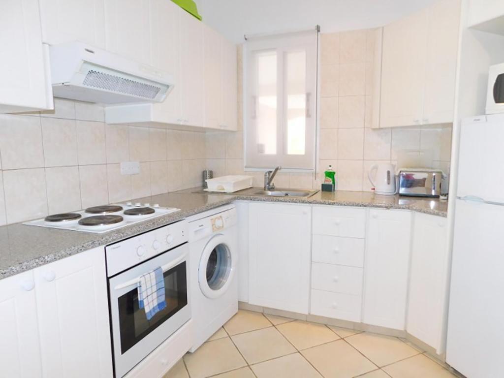 Limnaria Gardens Two Bed Apartment with Terrace and Pool Close to Beach — фото 3