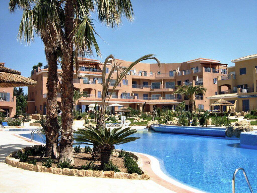 Пафос: Limnaria Gardens Two Bed Apartment with Terrace and Pool Close to Beach