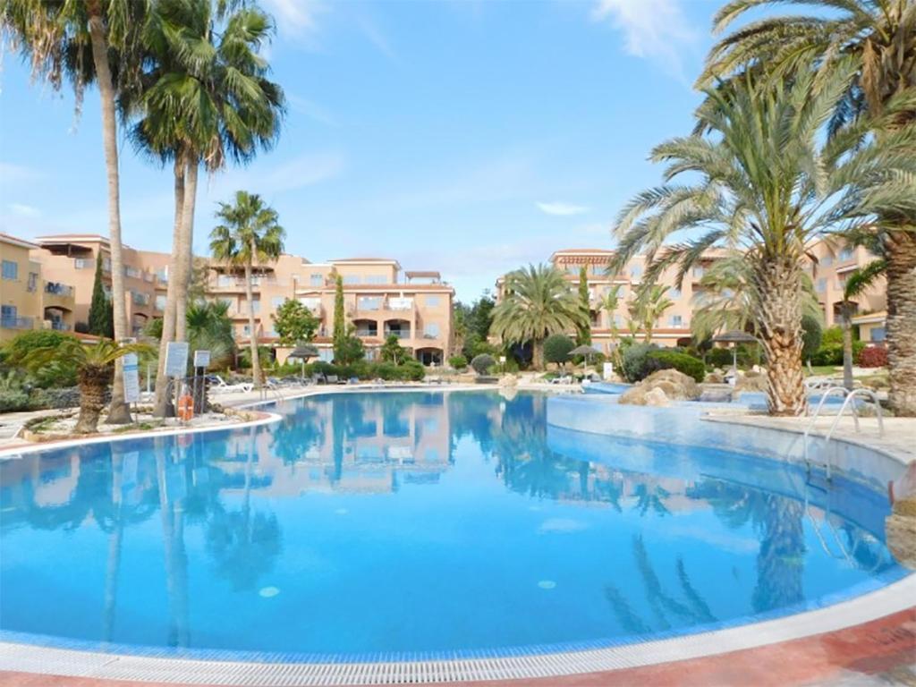 Пафос: Limnaria Gardens Two Bed Apartment with Terrace and Pool Close to Beach