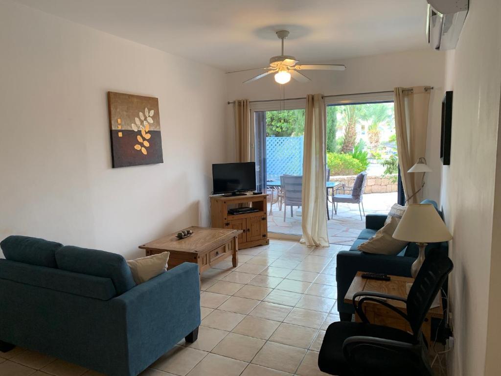 Пафос: Limnaria Gardens Two Bed Apartment with Terrace and Pool Close to Beach